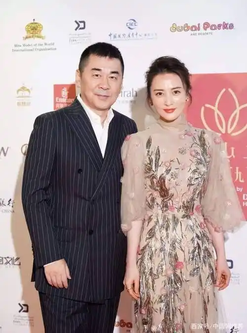 蒋勤勤深夜陪老公聚餐陈建斌开门小举动暴露家庭地位