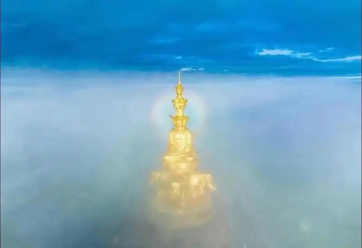 昨天峨眉山金顶出现佛光,持续时间60秒!