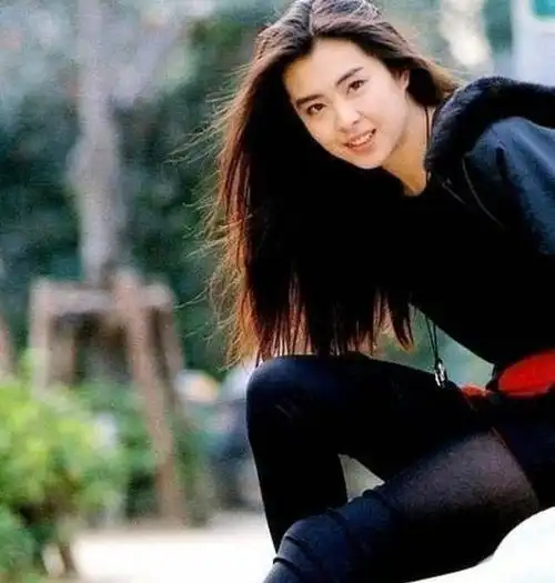 28年前王祖贤登台唱歌身材微胖依然美刘德华张学友亲自送花