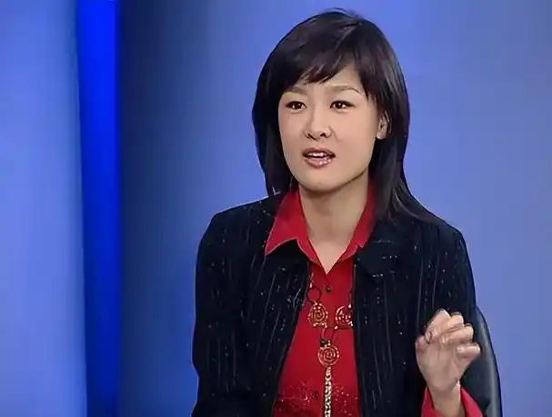 08年央视记者李小萌因汶川地震采访时痛哭成名感动了无数人