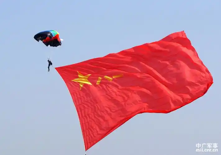 珠海航展现场空军八一跳伞队携军旗飞扬