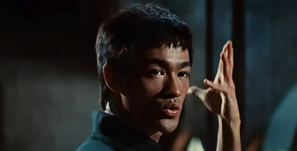 成龙:他是功夫电影的另一位代表人物,他的电影作品如《警察故事》