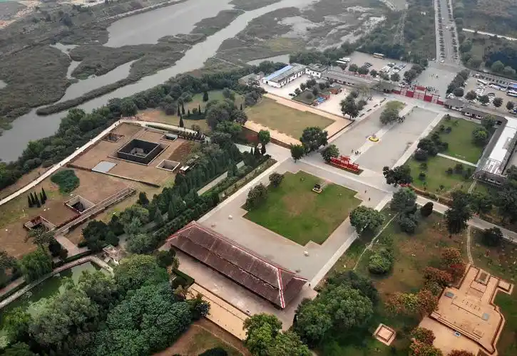 这是河南安阳殷墟宫殿宗庙遗址(2018年10月14日无人机拍摄).