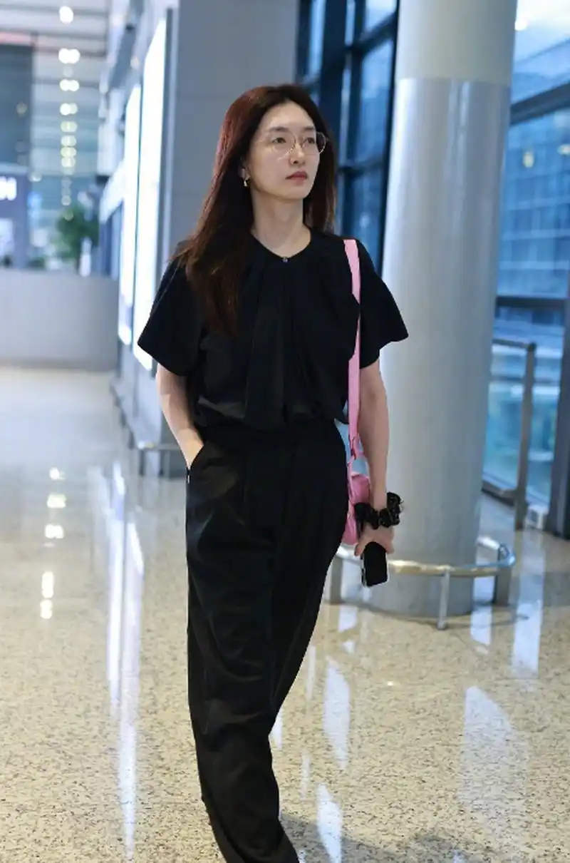 江疏影机场素颜#江疏影真的好白,皮肤状态很好的样子,果然女明星和