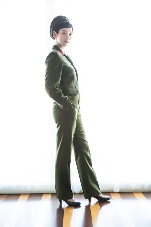 李晓峰飒爽军装亮相上海电影节  《芳华》饰郝淑雯