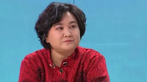 贾玲在春晚节目中,与张小斐,许君聪合作,表演了小品《婆婆妈妈》,贾玲