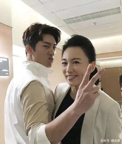 窦骁拥有绅士般迷人微笑,豪宅时尚唯美,健身室黑色风设计超炫酷