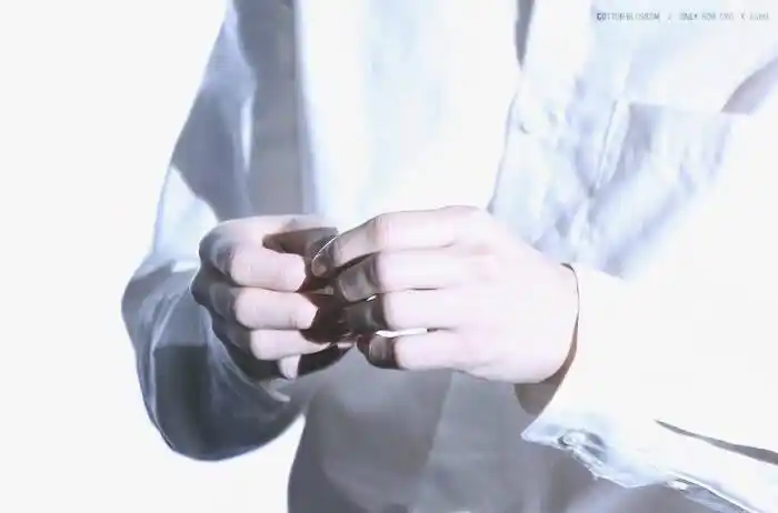 金俊勉 手部特写