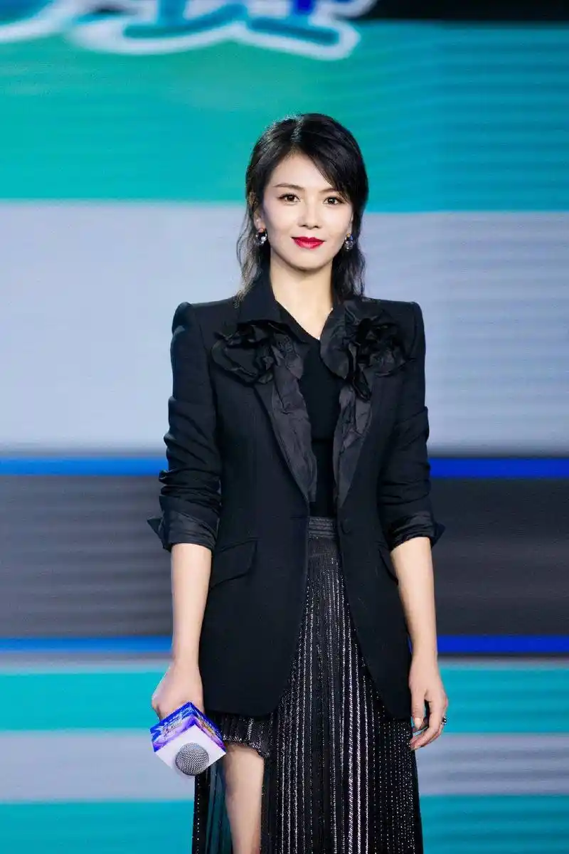 刘涛穿黑西装大气优雅搭不规则百褶裙秀美腿涂红唇御姐范十足