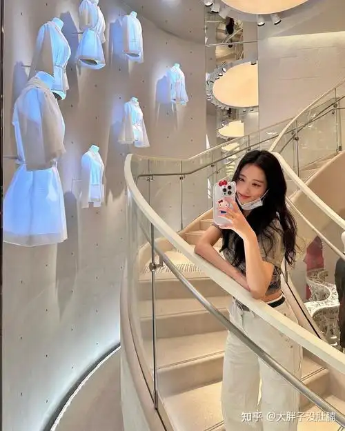 jisoo拍照姿势2:对镜子自拍