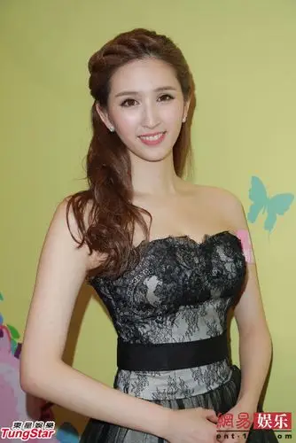 "爷孙恋"女主何傲儿着抹胸婚纱秀好身材