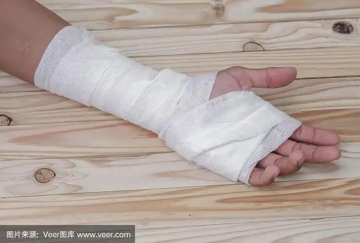 用纱布包扎手部挫伤.治疗病人
