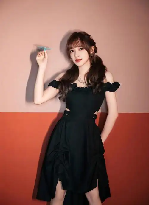 程潇一袭法式黑色长裙出镜一字肩设计勾勒出优越的肩颈线