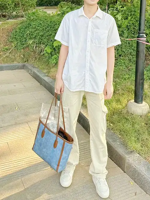 夏天就这么穿
#白色百搭衬衫 #白色简约衬衫 #白衬衫少年 #男生穿搭