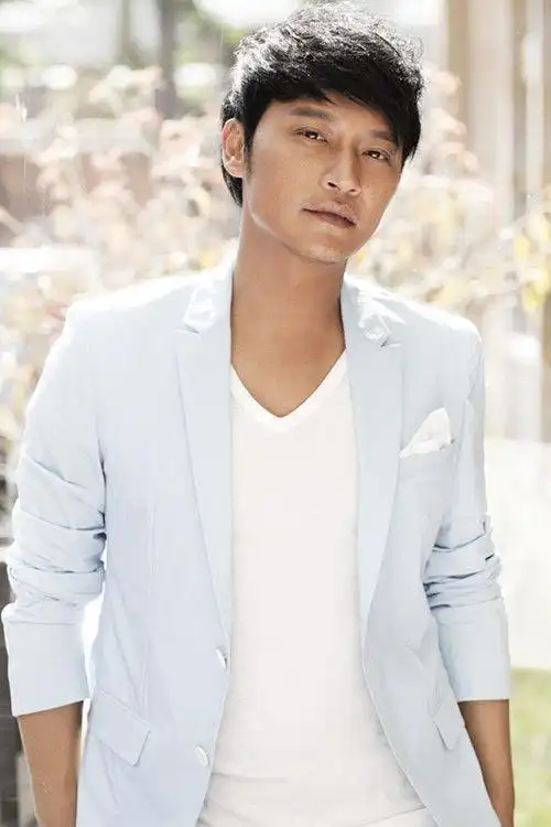 随着陈志朋2013年第一波主打单曲《落单旅行》的热播,网络与电台也