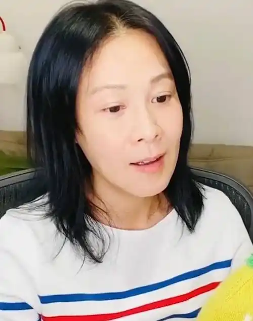 原创刘若英素颜露面水嫩颜值好耐看50岁文艺形象无人能及