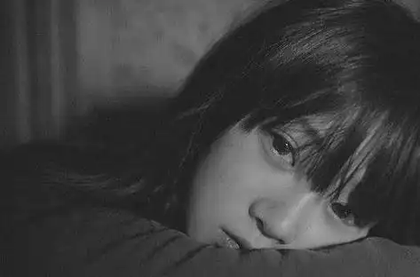 女孩心酸流泪的图片再坚强的姑娘也会流泪