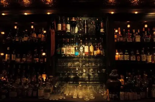 99%的人都找不到的隐秘酒吧,解锁的秘密藏在书柜里