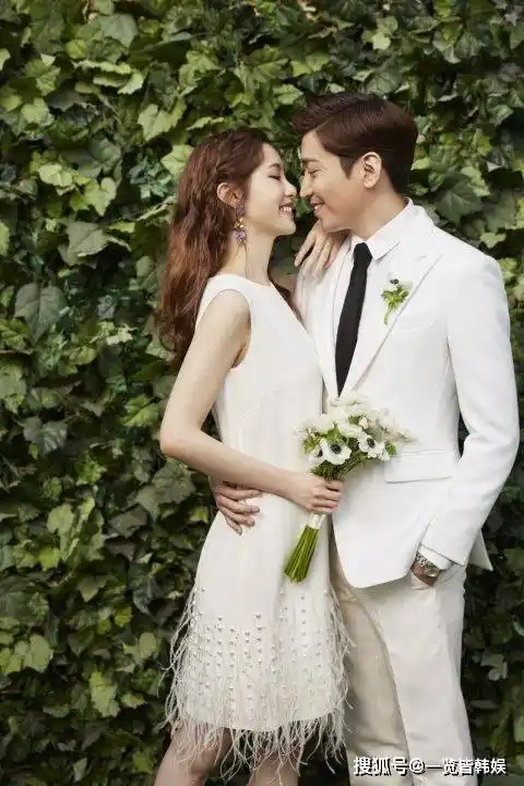 据韩国演艺界知情人士透露,神话组合的队长文晸赫的妻子罗惠美顺利产