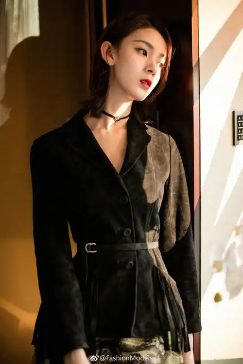 fm星装解析# 陈瑶身着dior 2018早春系列流苏麂皮夹克搭配岩洞壁画