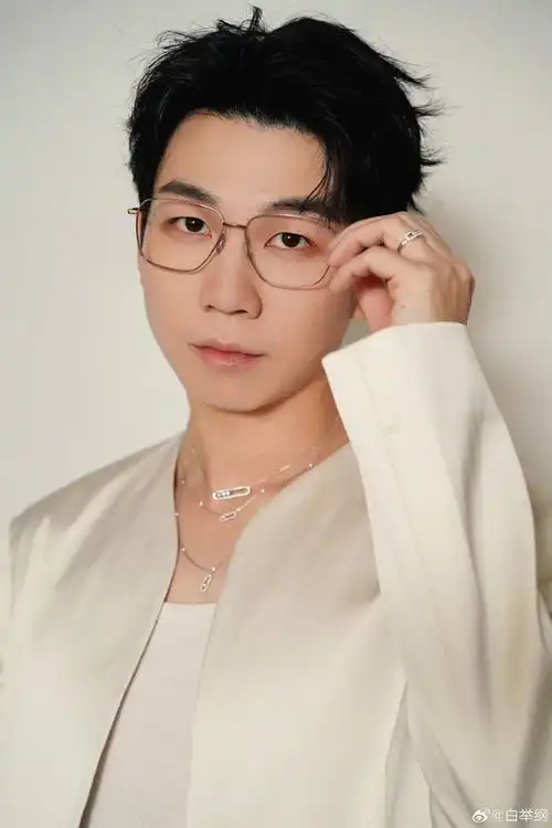 大牌视界#歌手,演员@白举纲佩戴skaga光学眼镜录制《我们的歌》.