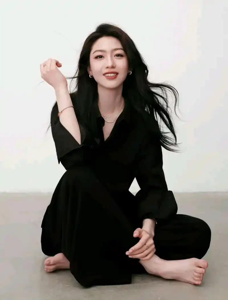 向涵之的笑容真甜,看到她心情都变好啦.