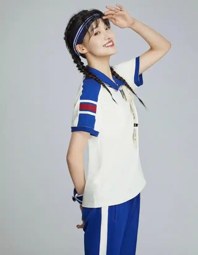 郑爽穿着蓝色的复古校服,仿佛让她回到高中时代