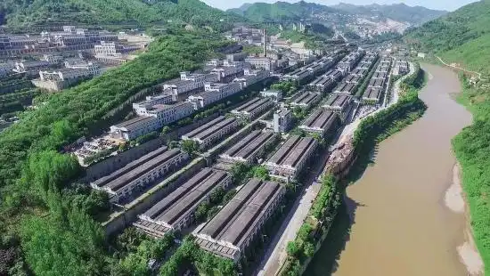 位于赤水河畔的茅台酒生产车间厂房(贵州茅台酒股份有限公司供图)