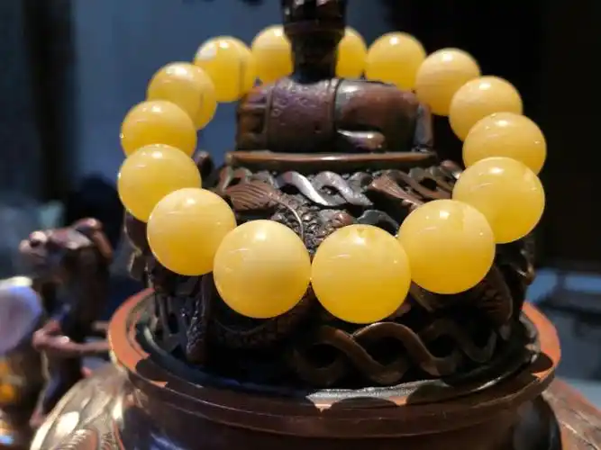 蜜蜡的功效1, 蜜蜡是佛教七宝之一 驱邪保平安的功能很强哦,能够消痛