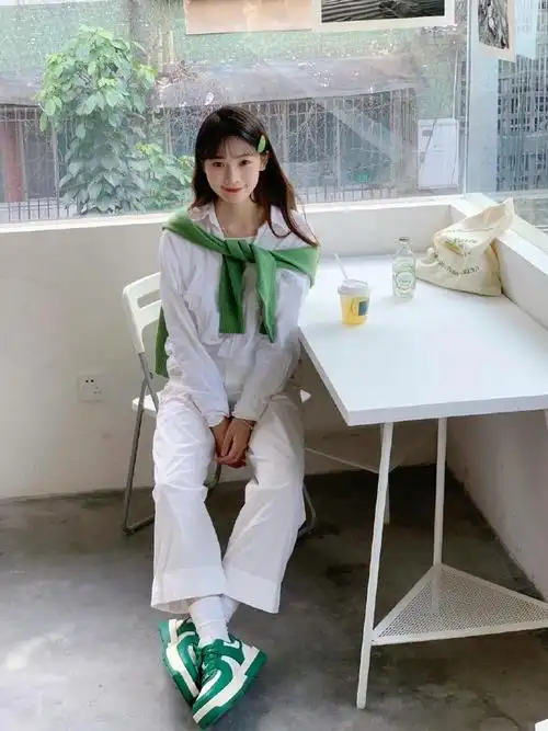 咖啡厅拍照姿势|ins韩系生活感91  我一直很喜欢坐着拍照  这样拍