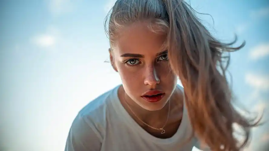 壁纸 女孩,看,头发,雀斑