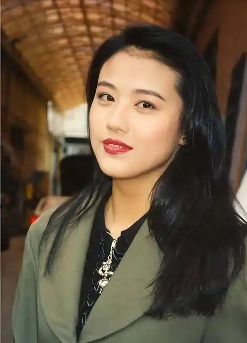 "周芷若"周海媚:用美貌征服9个男人,如今57岁依旧孑然一身_香港_吴茜