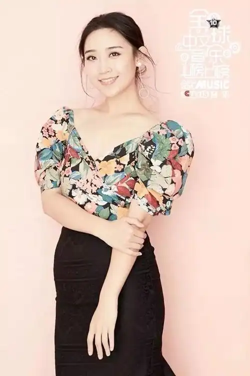 美女刘洺君意外亮相电影《疯狂的外星人》 ,精彩歌声为电影增光添彩