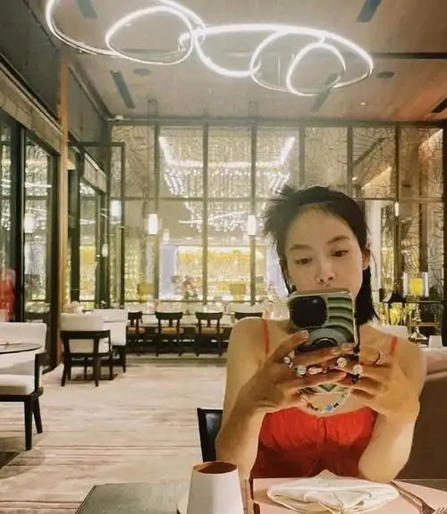 网友泰国偶遇穿红色裙子宋茜,音乐圈顶流新恋情将曝光?