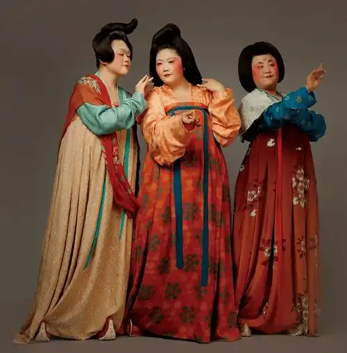 唐代女性的服装绚丽多彩,变化多端,无论是面料的纹样还是剪裁样式,都