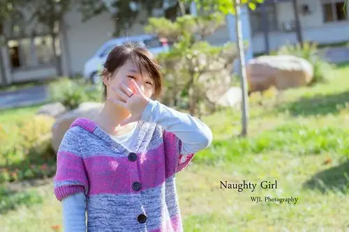 一俏皮17岁小姑娘