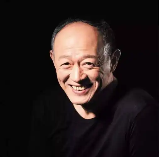 他养猪出身,为200元下跪,后娶小25岁女学生,60岁得子成赢家