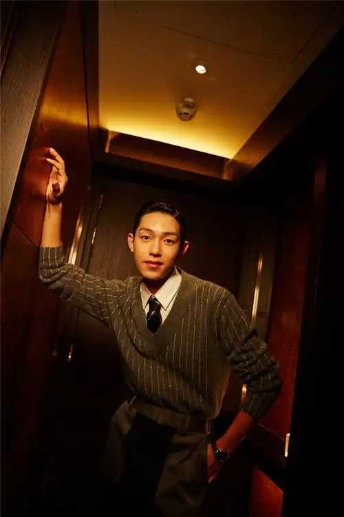 王锵学院风造型亮相 获时尚先生年度新人荣誉