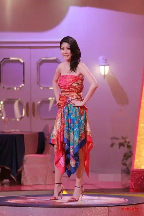 48岁陈慧琳还敢亮色印花裙幸好巨星气场能撑住换了别人就土了