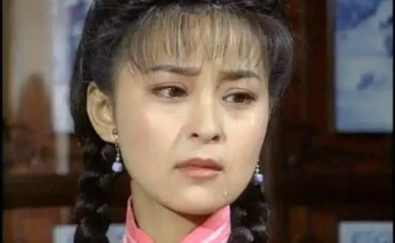 何音为大家所熟悉,是因为出演琼瑶剧,《青青河边草》里的石榴,《梅花