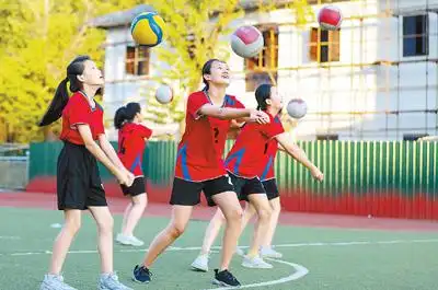 9月5日,福建省福州市麦顶小学,排球兴趣班的学生在进行训练.