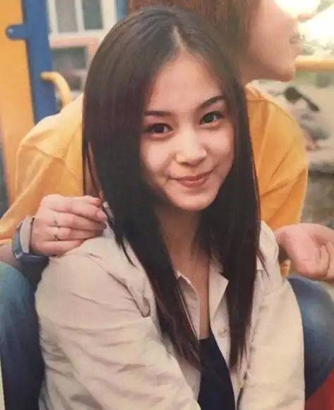 王子文po出了自己16岁时的旧照,并配文写道:"翻出两张旧照片,16岁时的