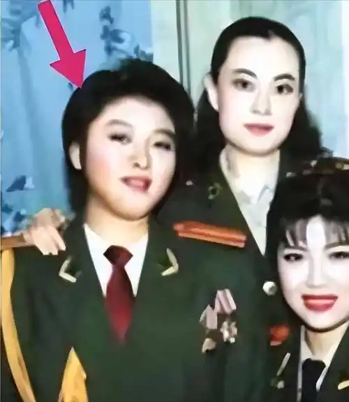 韩红自曝大学时曾是"校花",看了她18岁的照片,我真的被惊艳了_身材