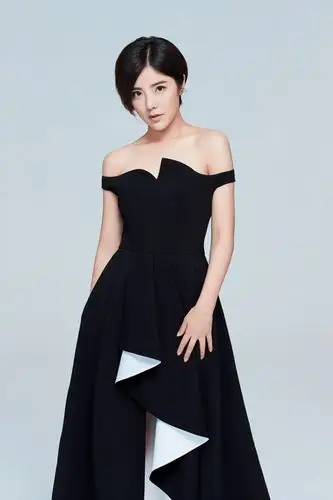 赵奕欢耽溺黑白间 轻纱难掩眉宇情柔