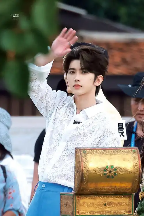 蔡徐坤看郑恺的眼神##蔡徐坤曼谷录制跑男人气好高##奔跑吧泰国路透