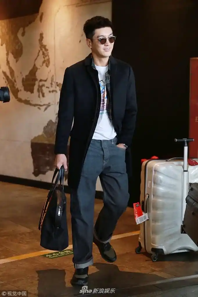 杜江大风衣配牛仔裤走老干部风 手提大包单手插兜耍帅