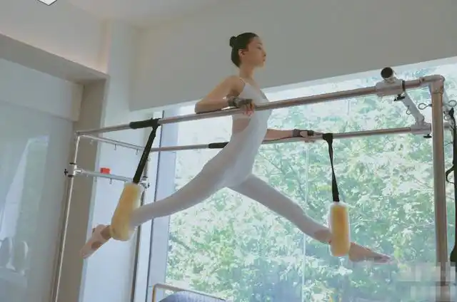 张韶涵晒健身美照,大秀空中一字马瑜伽动作,纤细身材让人羡慕!