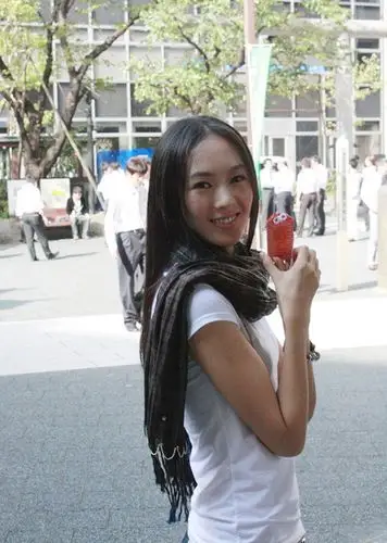 童瑶素颜东京街拍 "小章子怡"纯美似邻家女孩