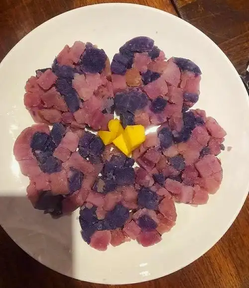 这是用土豆大王马大哥带来的彩色土豆做成的土豆拼盘