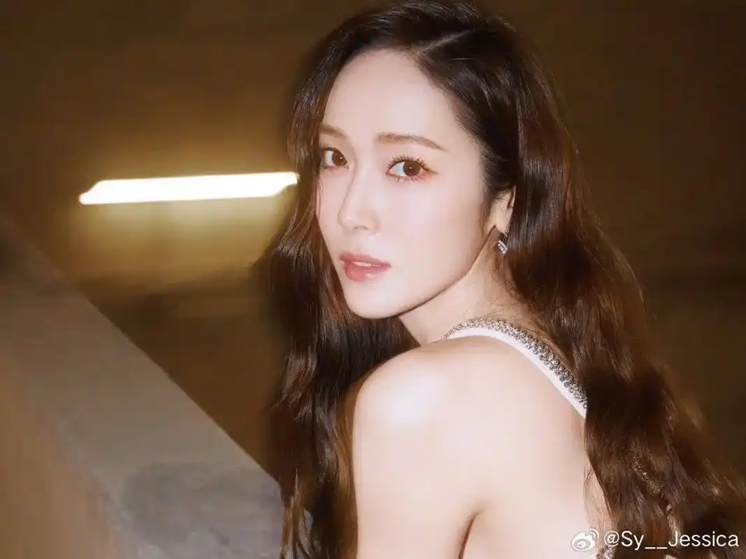 郑秀妍的一组美照曝光,她披散长卷发妩媚撩人,身穿白色套装露出 - 抖